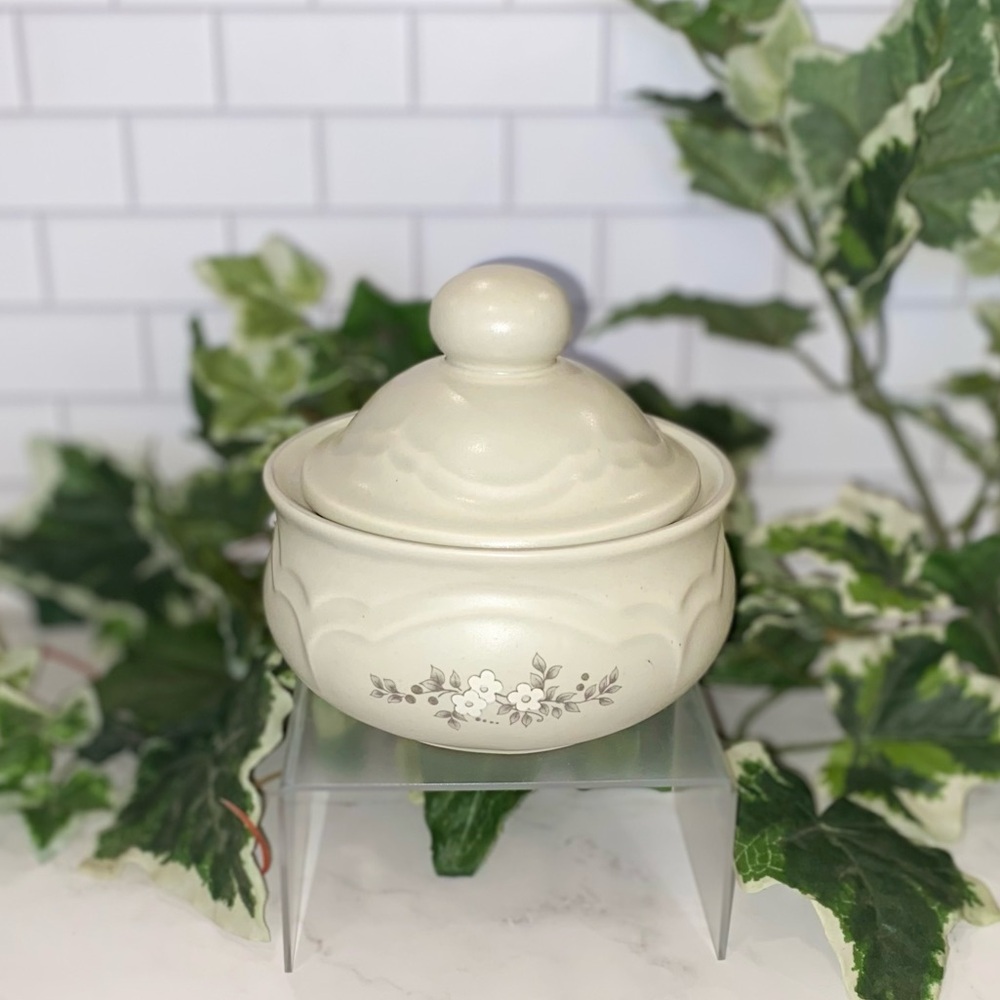 Pfaltzgraff Heirloom Sugar Bowl and Lid 4-22